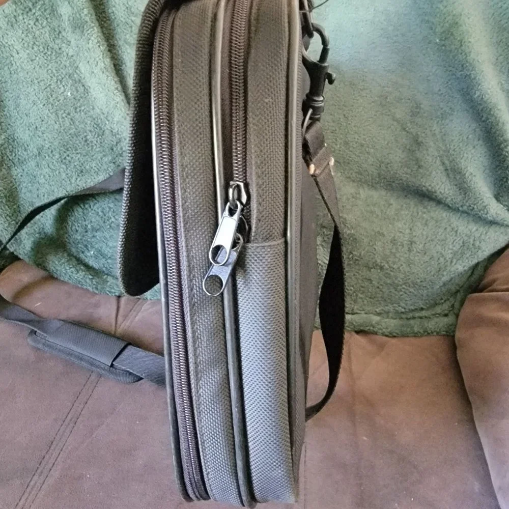 Icon TechGear Medium Bag Case Laptop Black Shoulder Strap Padded